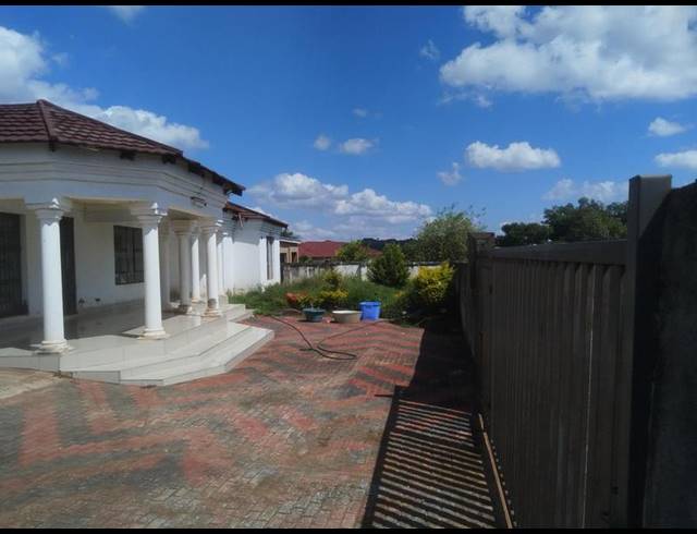 4 BEDROOM HOUSE FOR SALE IN MAKHUVHA B